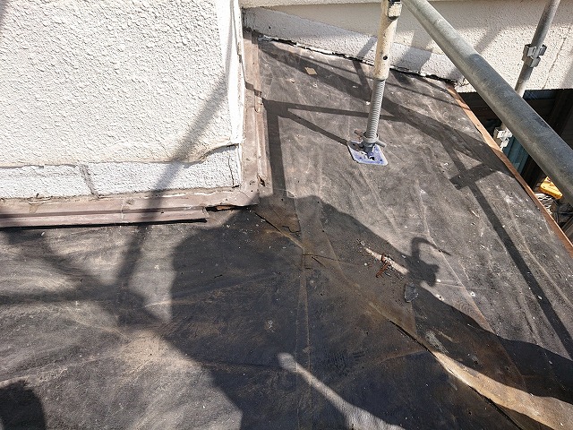 葺き替えに伴い屋根材解体